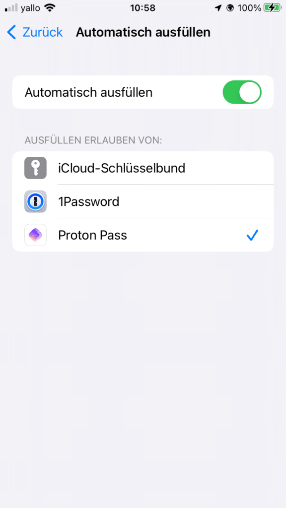 Bildschirmfoto von den iPhone Systemeinstellungen wo man unter anderem den Proton Pass Passwort Manager auswählen kann.